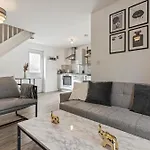 Elegant 2-Bed City Home With Tranquil Garden Area