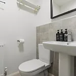 Elegant 2-Bed City Home With Tranquil Garden Area