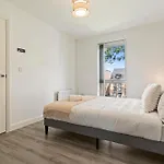 Elegant 2-Bed City Home With Tranquil Garden Area