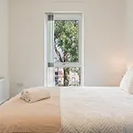 Elegant 2-Bed City Home With Tranquil Garden Area