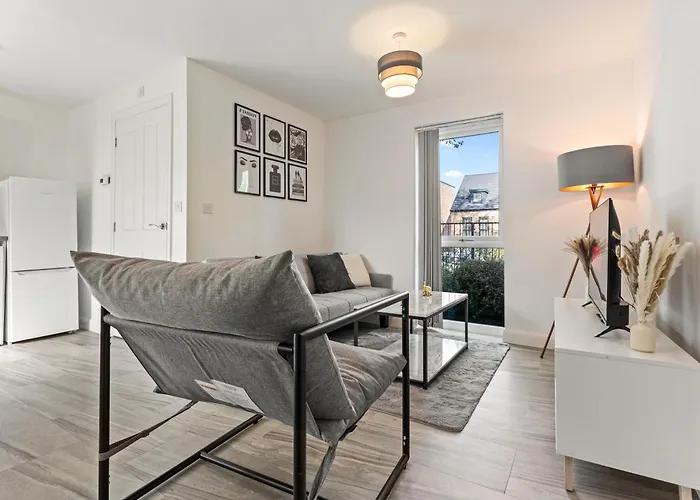 Elegant 2-Bed City Home With Tranquil Garden Area