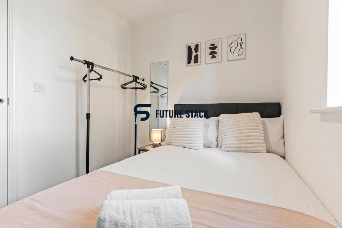 Elegant 2-bed With Tranquil Garden Area *