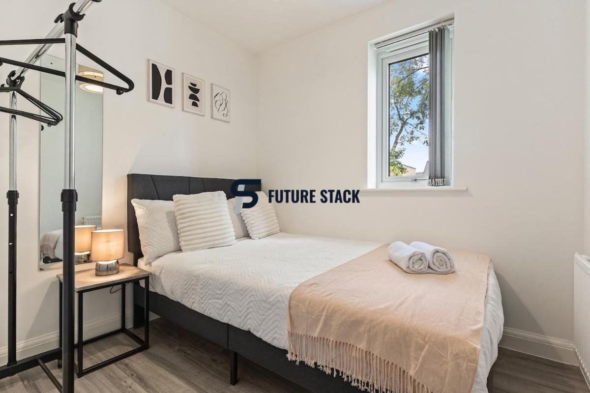 Elegant 2-bed With Tranquil Garden Area Apartment *