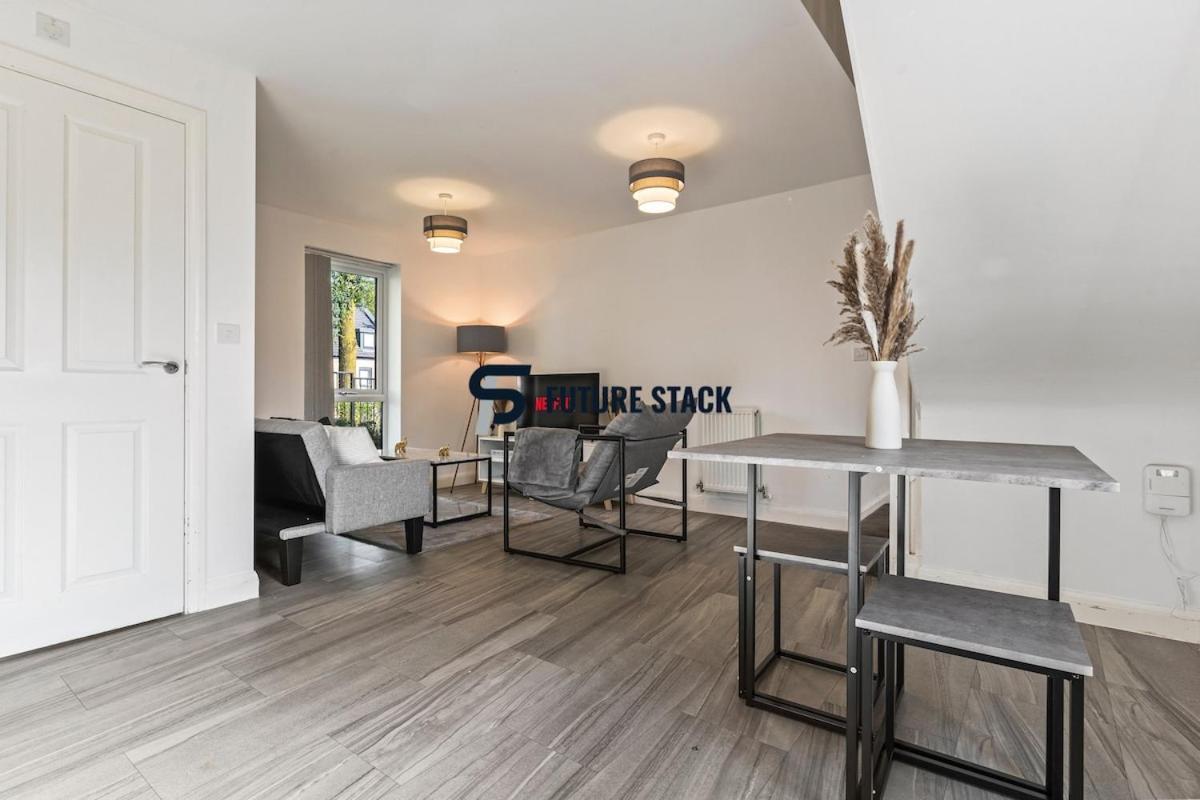 Elegant 2-bed With Tranquil Garden Area Apartment