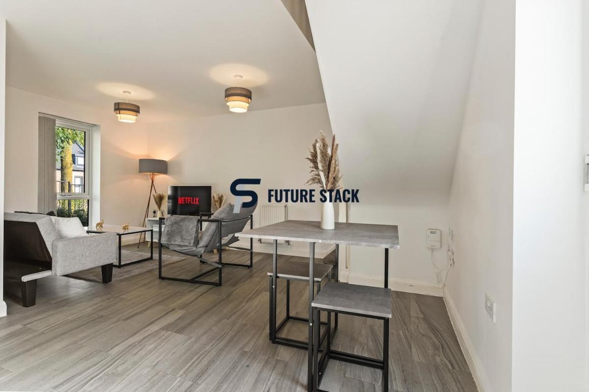 Apartment Elegant 2-bed With Tranquil Garden Area *