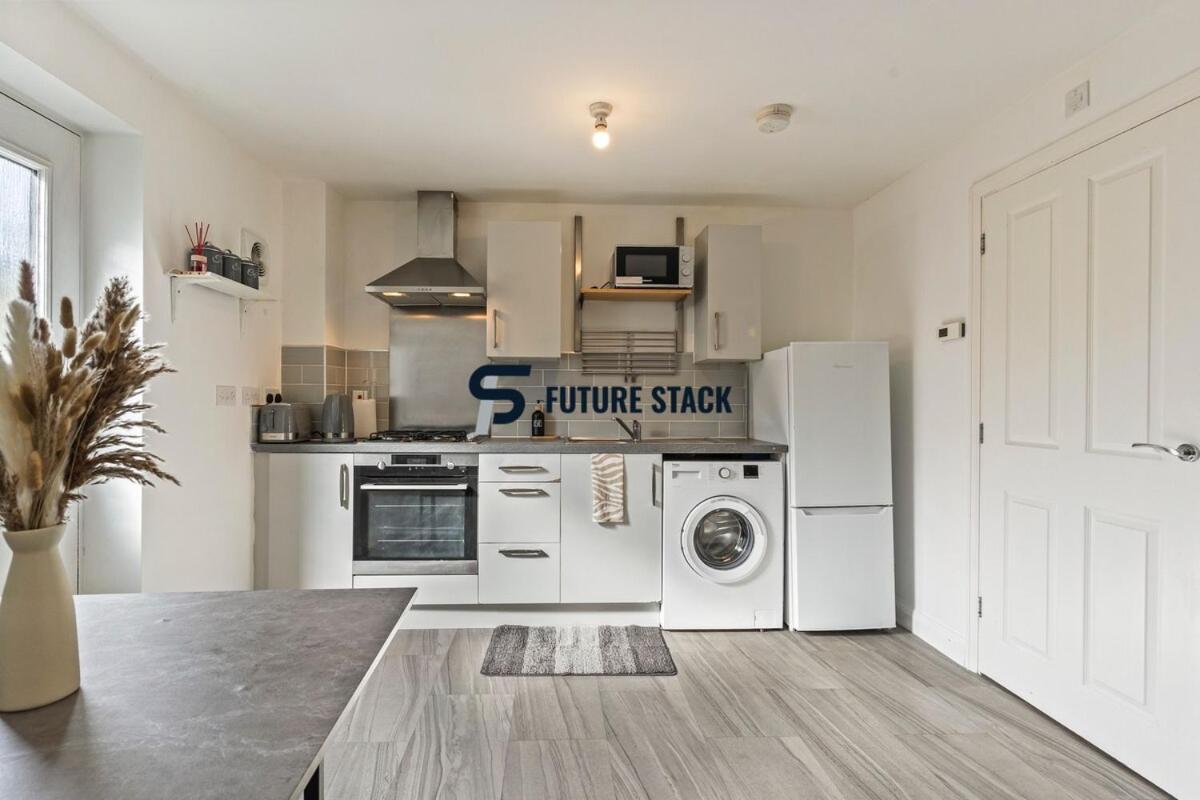 Elegant 2-bed With Tranquil Garden Area