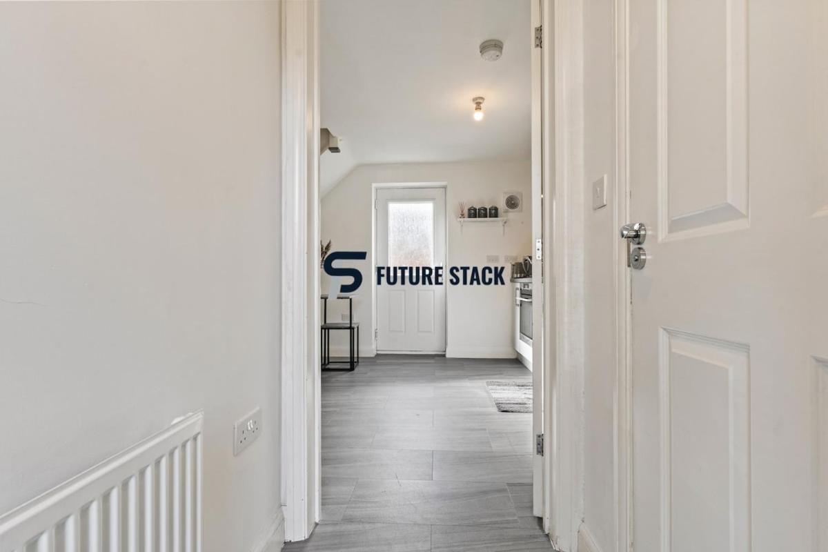 Elegant 2-bed With Tranquil Garden Area Apartment