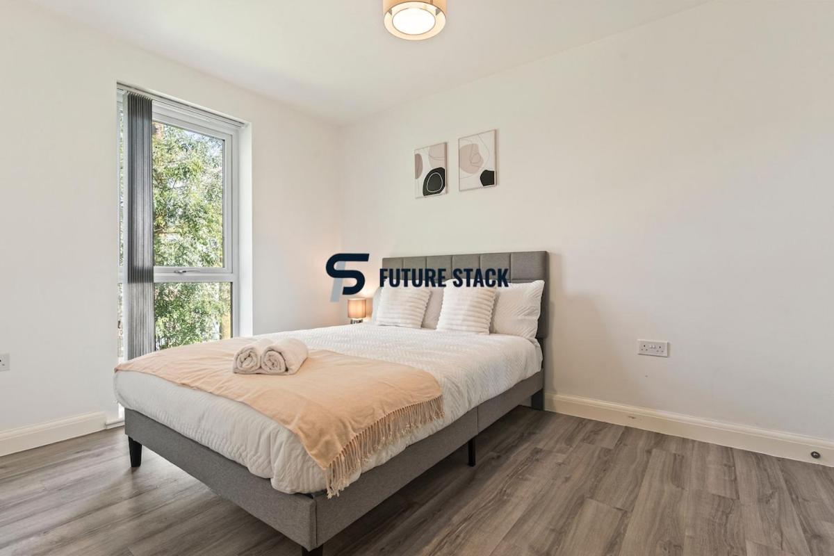 Elegant 2-bed With Tranquil Garden Area
