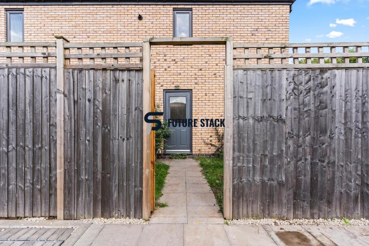 Elegant 2-bed With Tranquil Garden Area