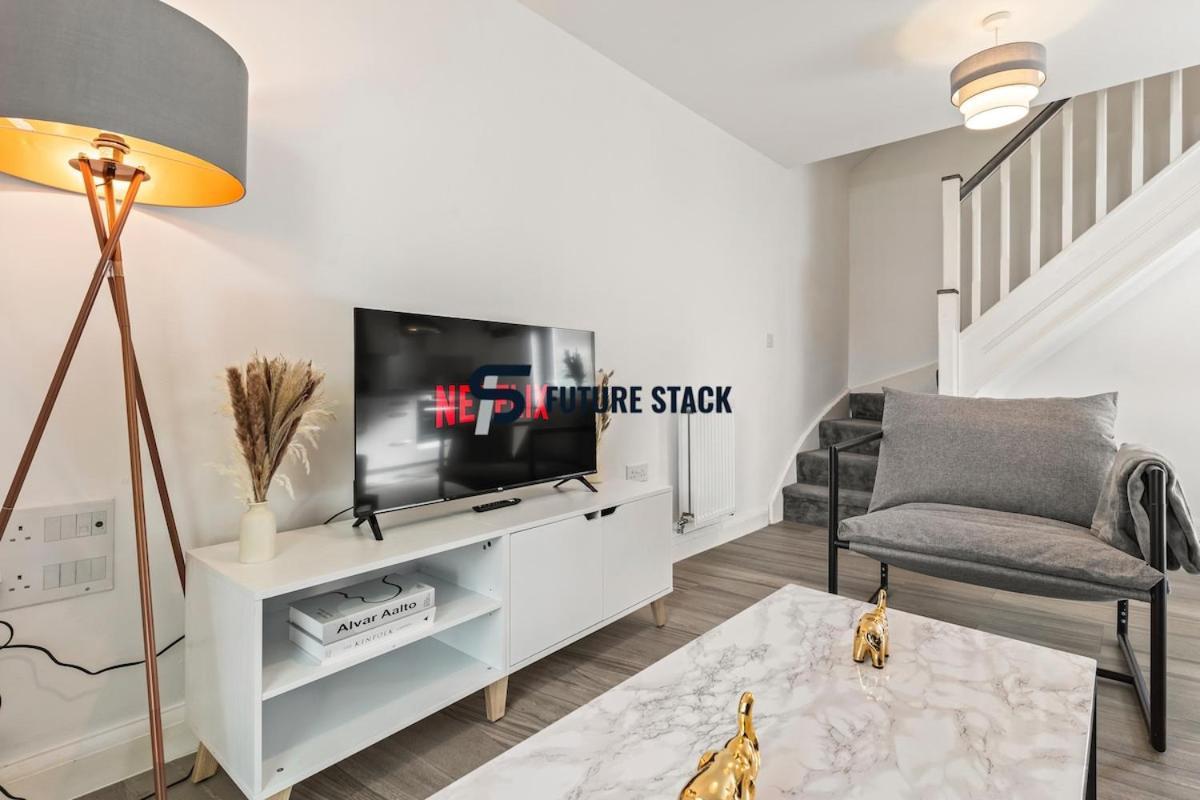 Apartment Elegant 2-bed With Tranquil Garden Area *