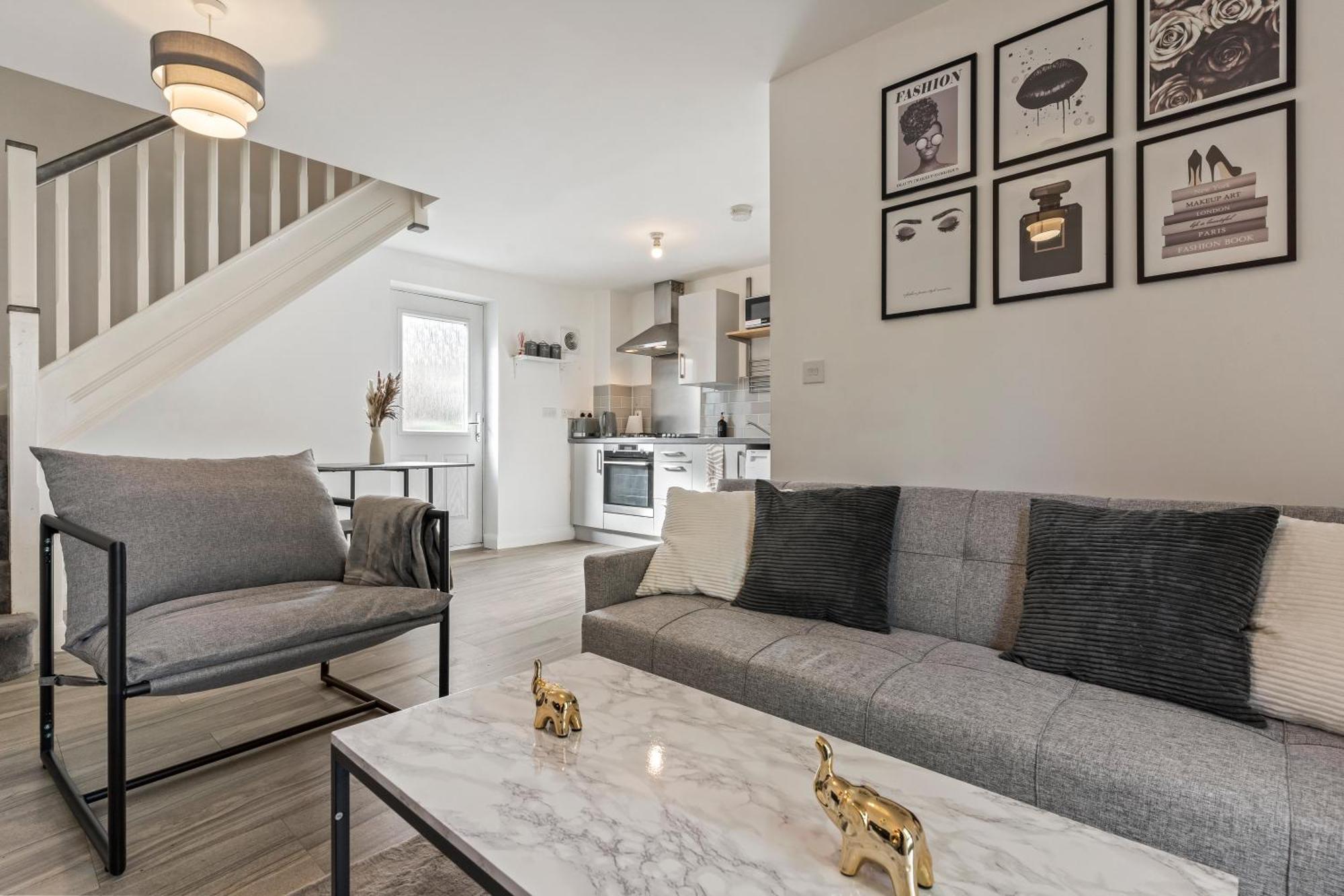 Elegant 2-bed With Tranquil Garden Area Apartment