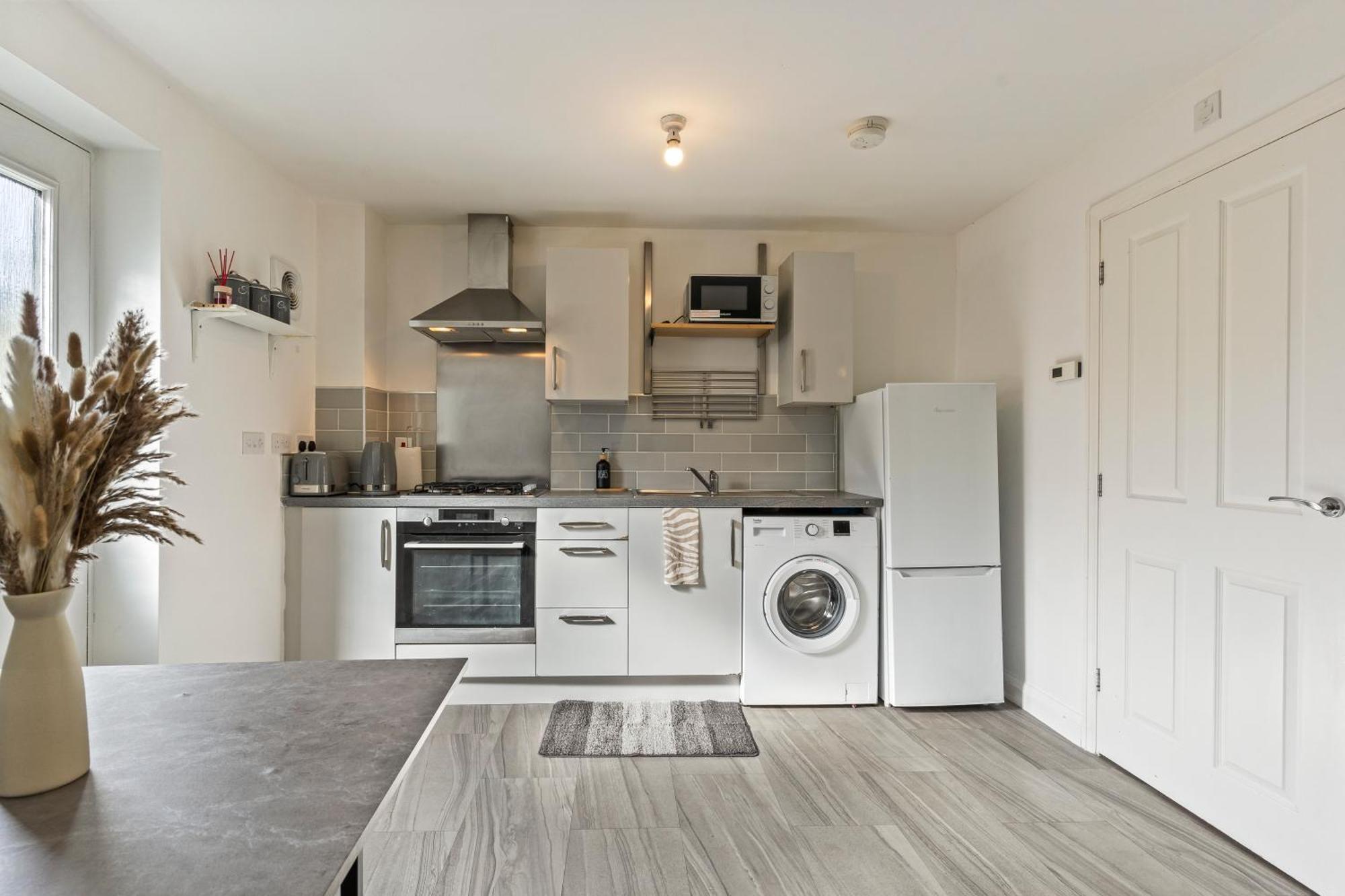 Elegant 2-bed With Tranquil Garden Area