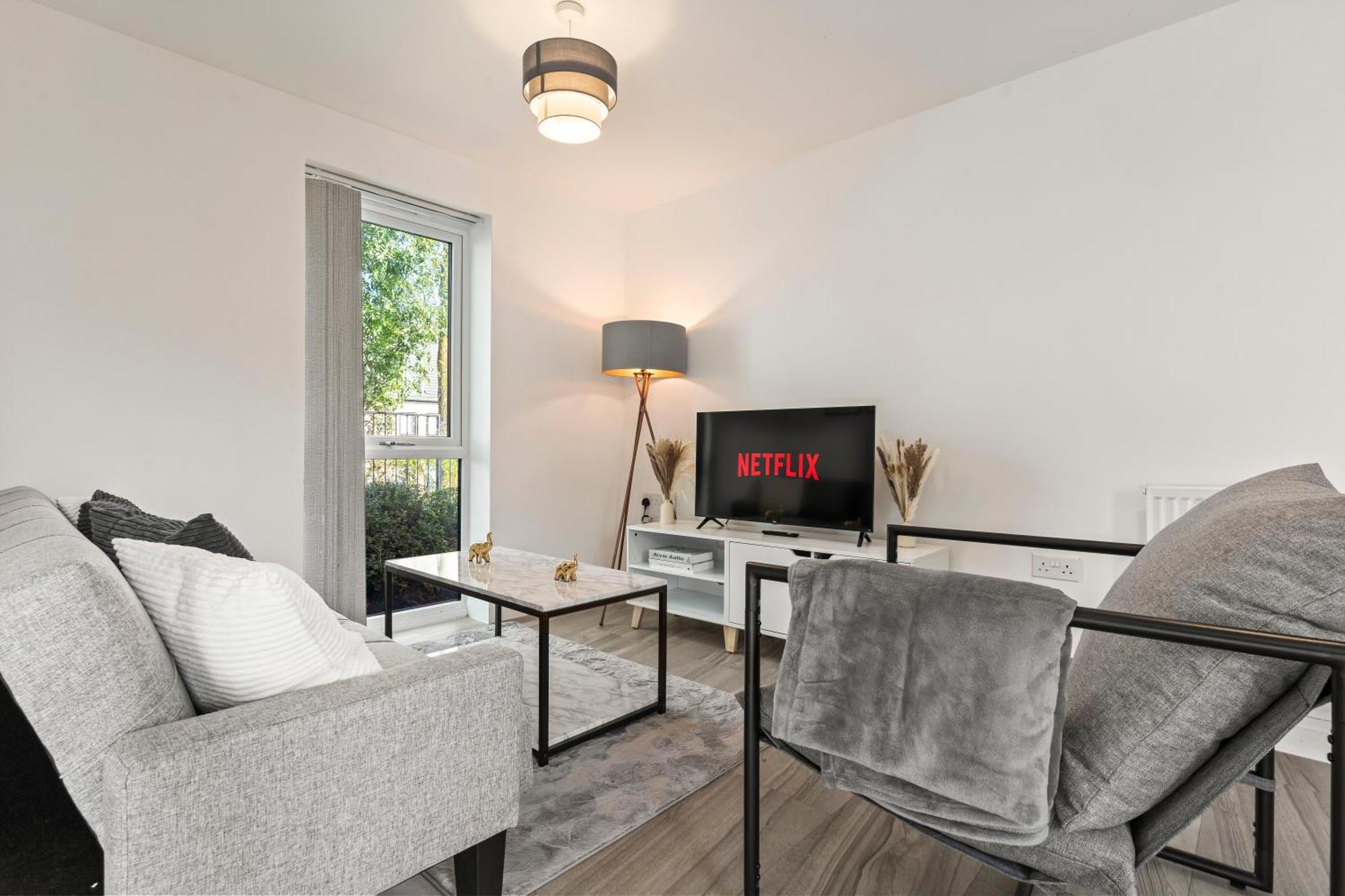 Elegant 2-bed With Tranquil Garden Area