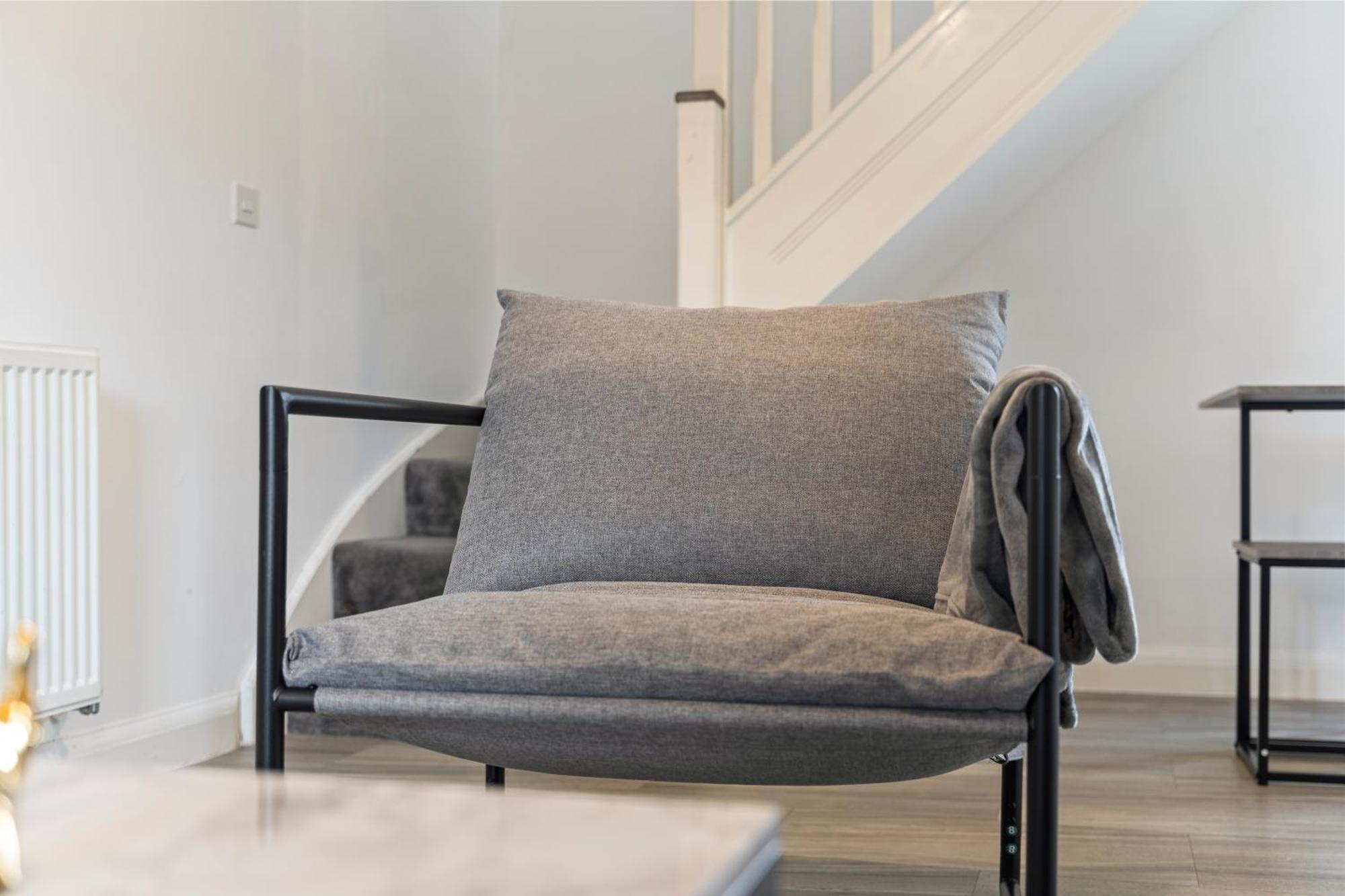 Elegant 2-bed With Tranquil Garden Area Apartment