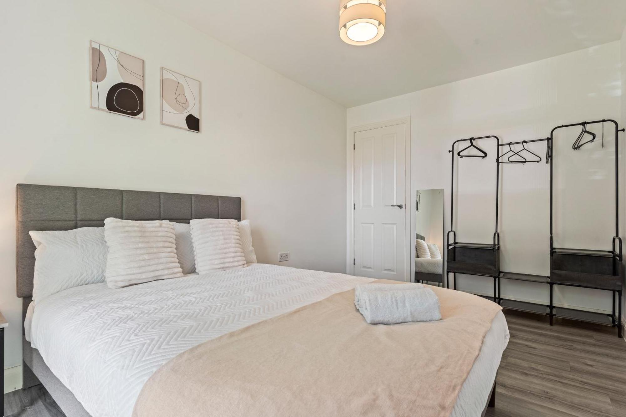 Elegant 2-bed With Tranquil Garden Area Apartment *