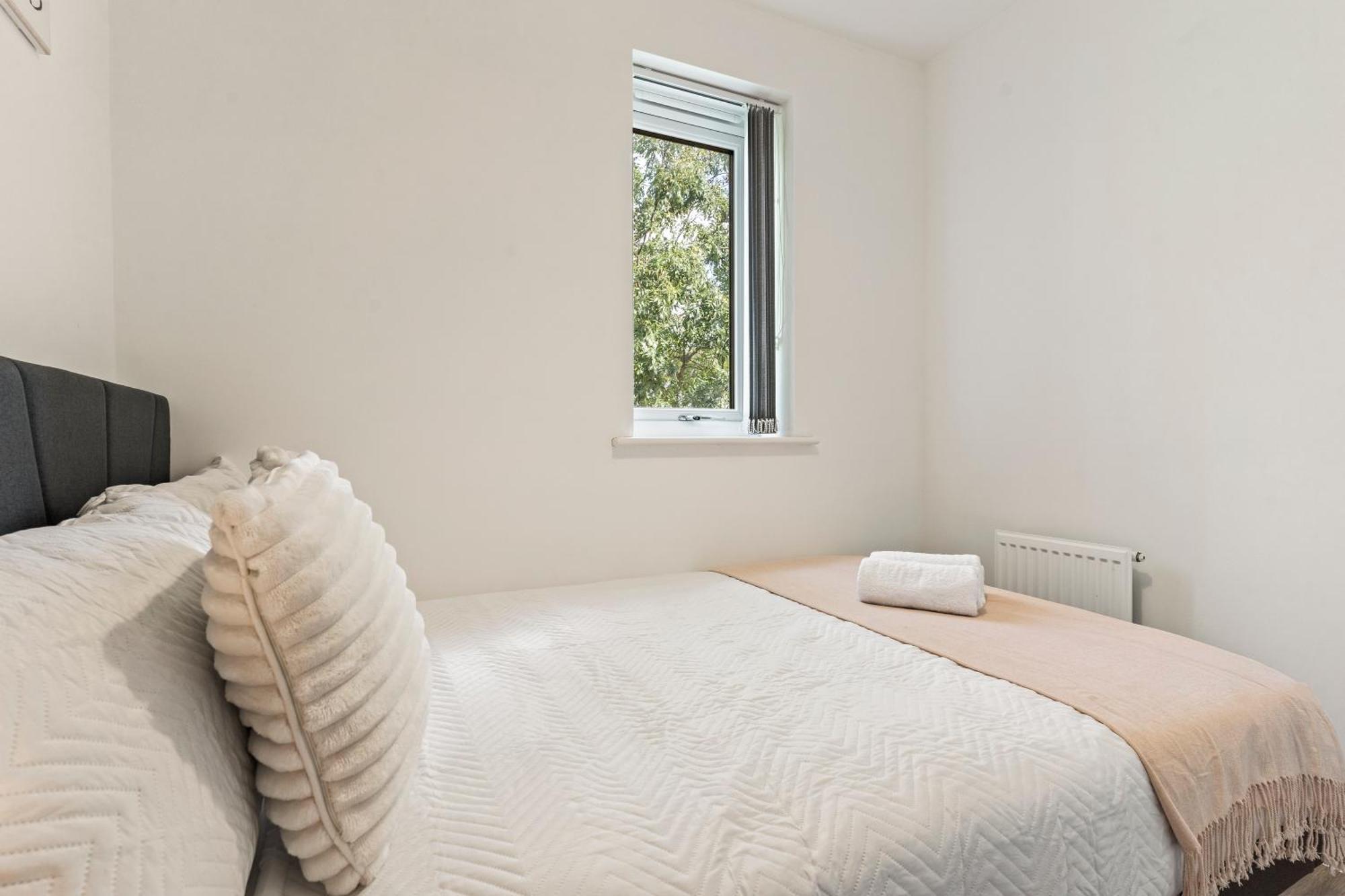 Apartment Elegant 2-bed With Tranquil Garden Area *