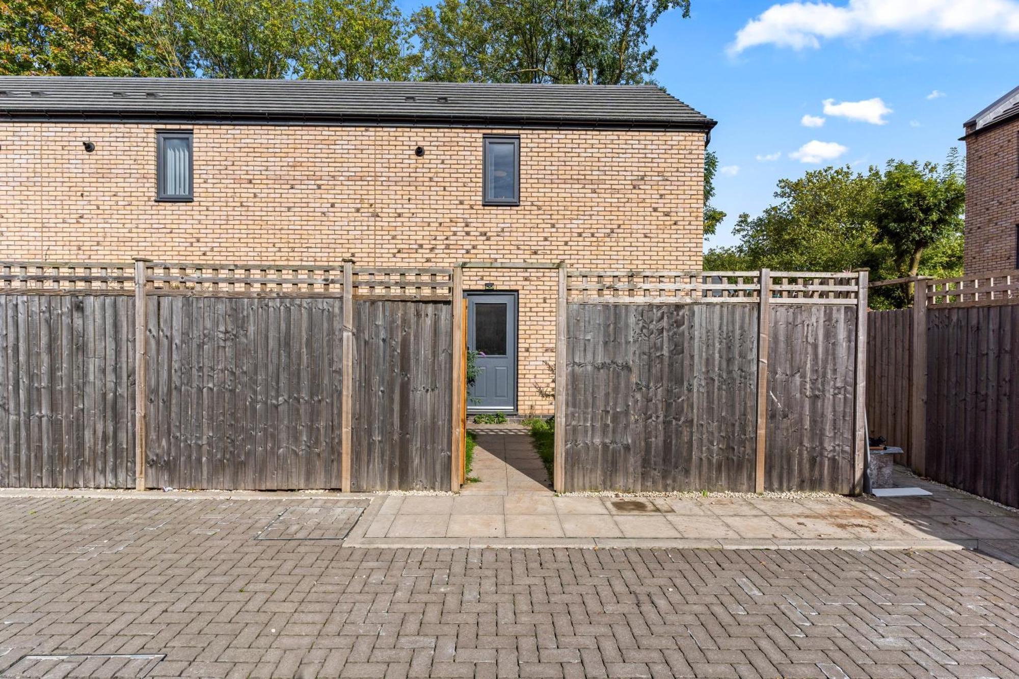 Elegant 2-bed With Tranquil Garden Area *