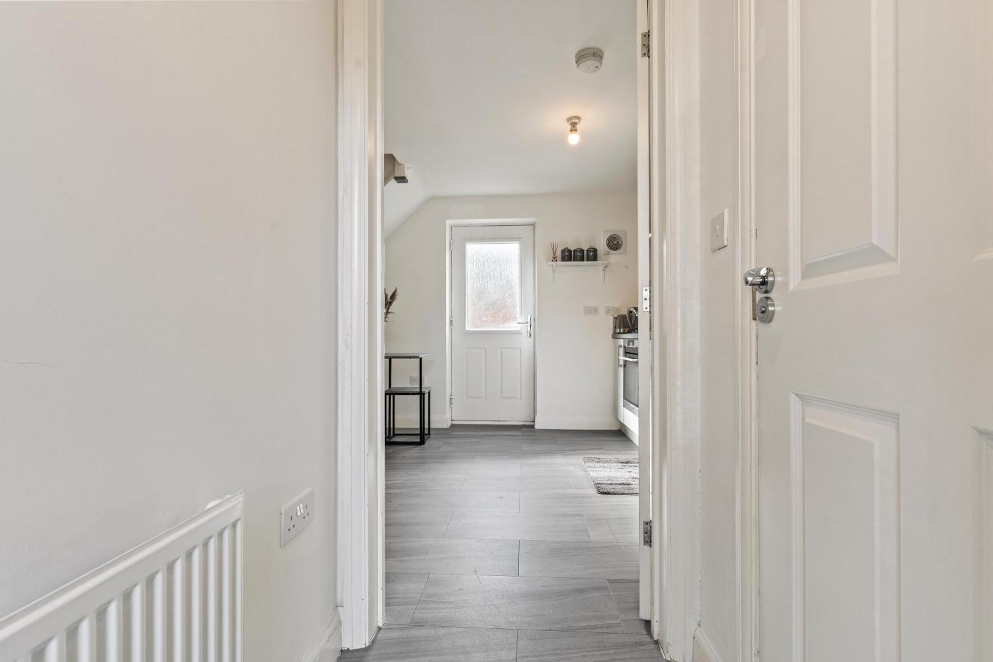 Elegant 2-bed With Tranquil Garden Area