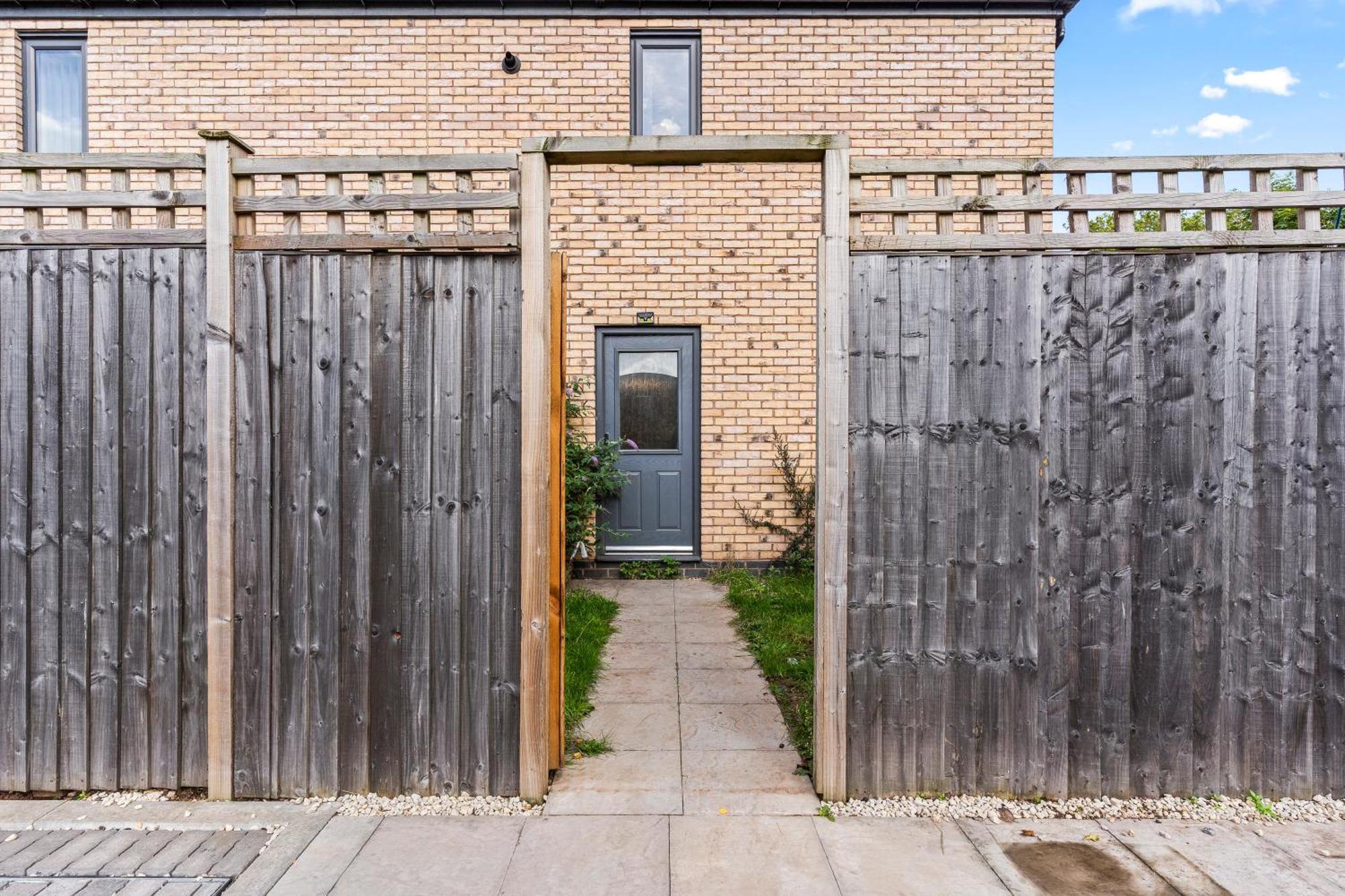 Elegant 2-bed With Tranquil Garden Area Apartment