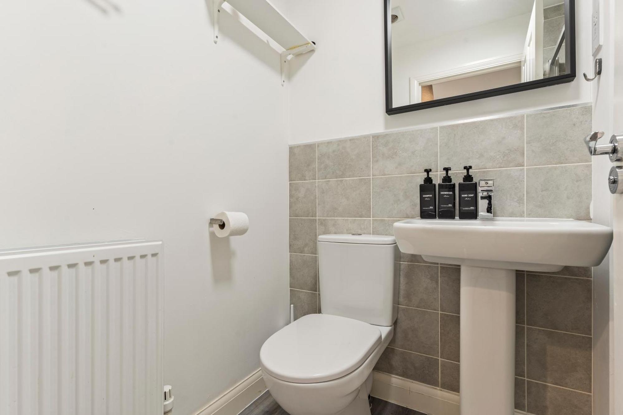 Elegant 2-bed With Tranquil Garden Area Apartment *