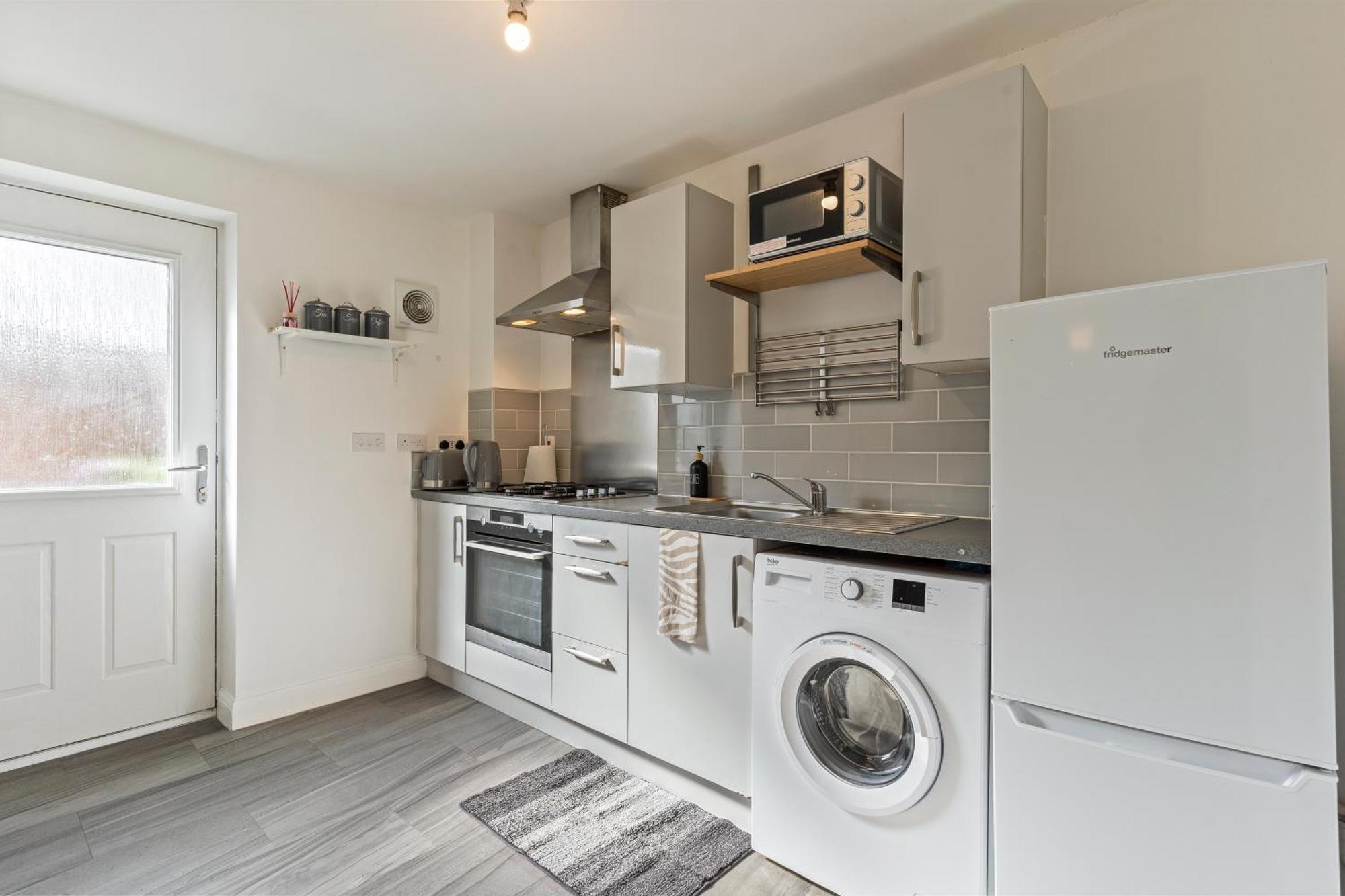 Apartment Elegant 2-bed With Tranquil Garden Area